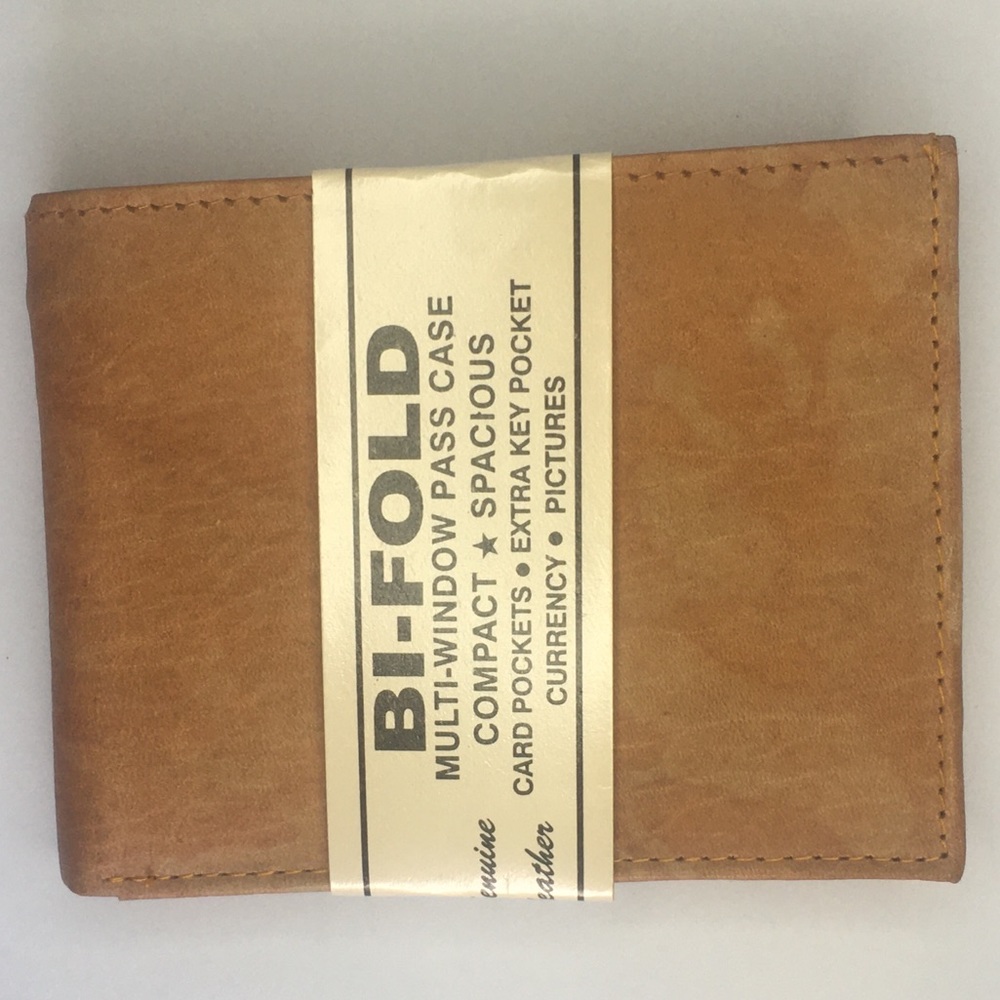 NWT. Men’s Leather Bifold Wallet